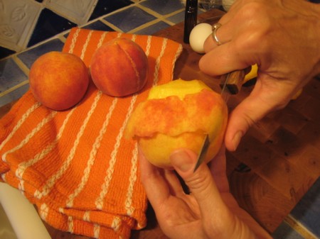 peeling-peaches-w-knife