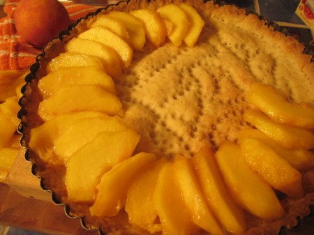 placing-peaches-on-crust