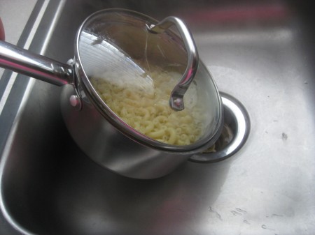 2drain-pasta-in-sink
