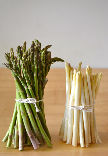 white and green asparagus