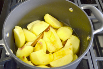 apples in pot