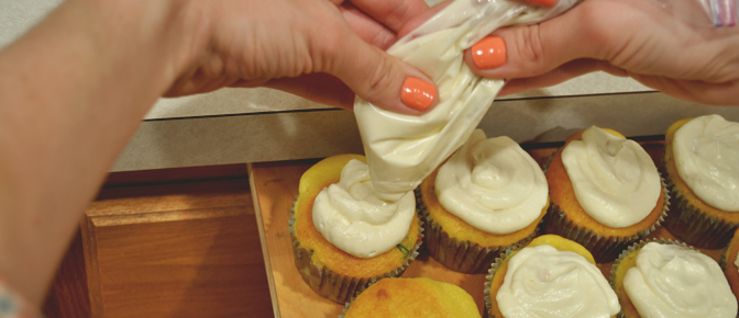 piping_frosting_on_cupcakes