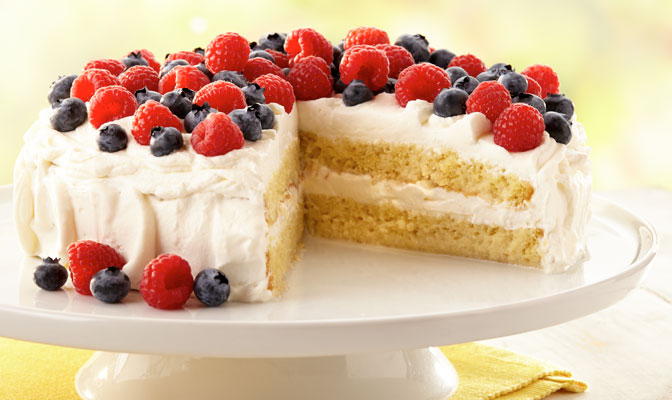 leches cake with berries